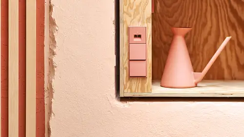 Lichtschalter im Programm LS 990 in den Farben von  Les Couleurs® Le Corbusier. Ambienteaufnahme mit Gießkanne und Wand im gleichen Farbton. © Architecture: andOFFICE, Photo: Philip Kottlorz Fotografie