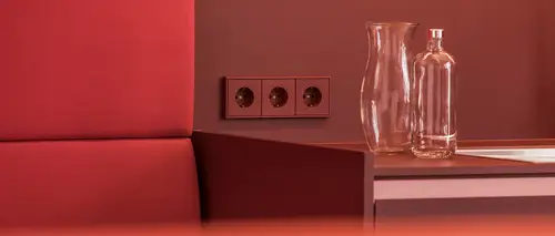 Steckdose im Programm LS 990 in in Les Couleurs® Le Corbusier. Ambientemotiv komplett in einem Rot-Ton gehalten. © Architecture: Kleihues + Kleihues Gesellschaft von Architekten mbH, Photo: Henrik Schipper