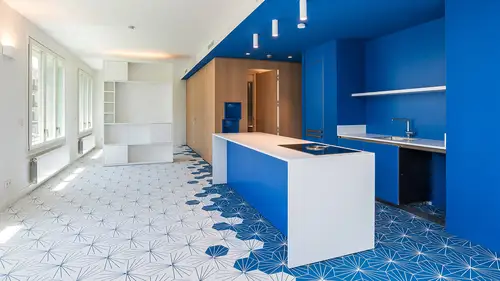 Ambienteaufnahme einer Küche in blau-weiß gehalten. © Architecture: Intercon, Photo: Intercon