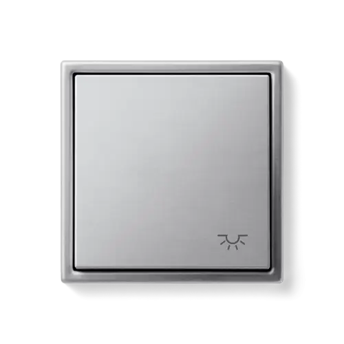 Wechselschalter im Programm LS 990 in Aluminium. Frontal aufgenommen auf einem weißen Hintergrund.