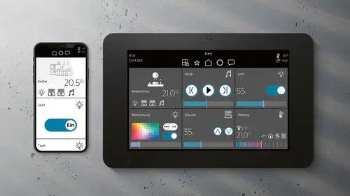 Screenansicht der Smart Vision App auf einem Handy und Smart Panel 8 auf grauem Hintergrund.