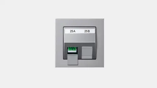 Glasfaseranschluss im Montageadapter mit 30° Winkel im Programm A 550 in Aluminium auf hellgrauem Hintergrund.