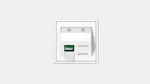 Glasfaseranschluss im Montageadapter mit 30° Winkel im Programm LS 990 in Alpinweiß auf hellgrauem Hintergrund.