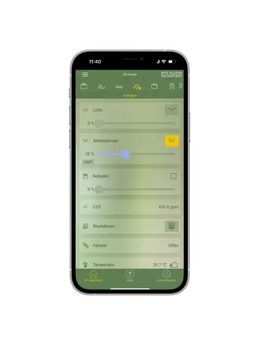 Screenansicht vom Smart Visu Server in nature auf einem Handy. Aufnahme in frontaler Ansicht auf hellgrauem Hintergrund.