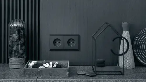 SCHUKO® Steckdosen im Schalterprogramm LS 990 in Graphitschwarz matt.