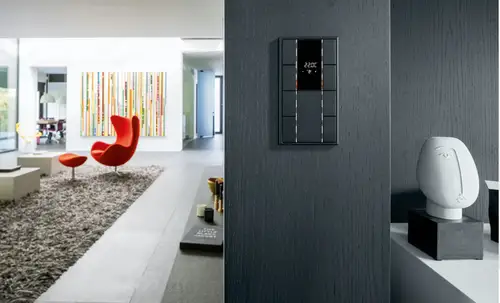 Taster F 50 und Raumcontroller in LS 990 in Graphitschwarz matt.