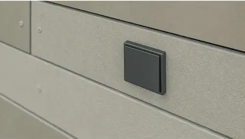 Für das Schalterprogramm LS 990 in Anthrazit wird Aluminium in einem dunklen Grau lackiert.