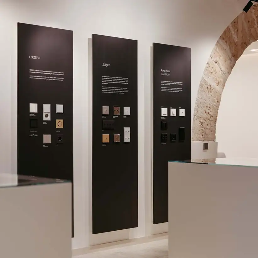 Mock-Ups der JUNG Schalterprogramme LS ZERO, LS 1912, Graphitschwarz matt und Schneeweiß matt im JUNG Showroom Palma de Mallorca