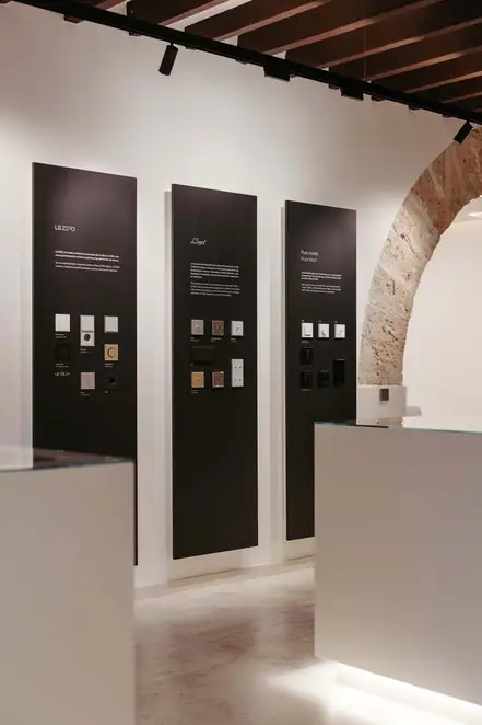 Mock-Ups der JUNG Schalterprogramme LS ZERO, LS 1912, Graphitschwarz matt und Schneeweiß matt im JUNG Showroom Palma de Mallorca