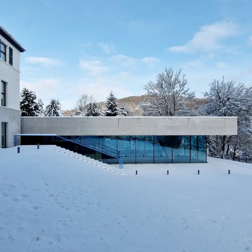 JUNG Gründervilla im Schnee, Seitenansicht des Pavillons.