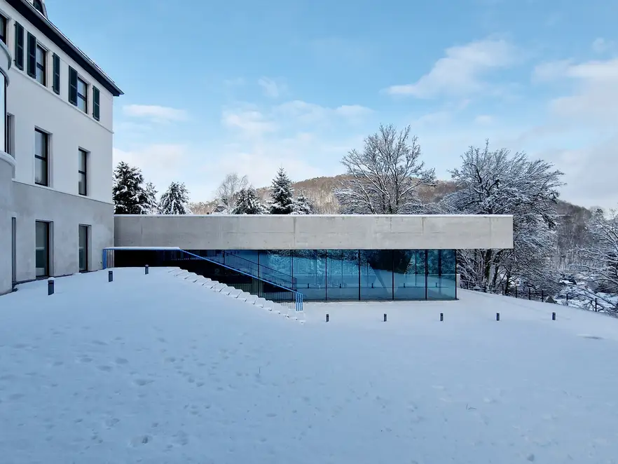 JUNG Gründervilla im Schnee, Seitenansicht des Pavillons.