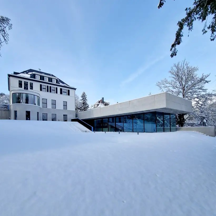 JUNG Gründervilla im Schnee.