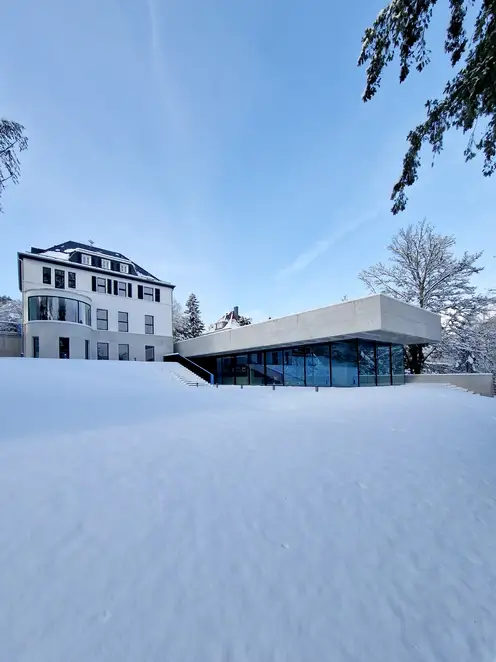 JUNG Gründervilla im Schnee.