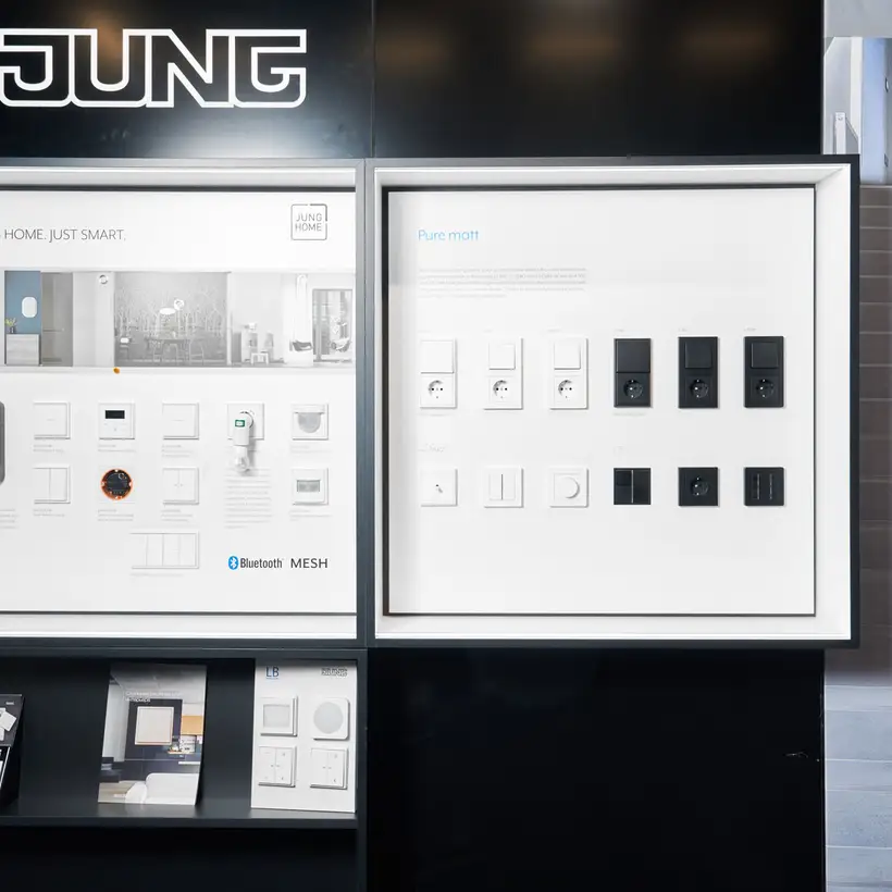 JUNG Brandstore in Almaty, Präsentationsdisplays JUNG HOME und Pure matt