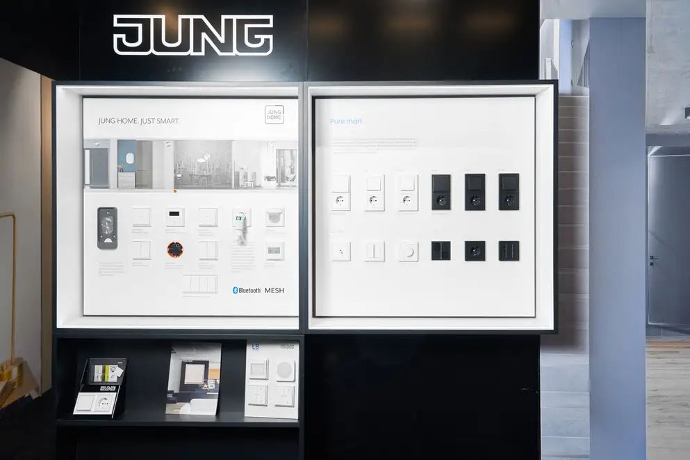 JUNG Brandstore in Almaty, Präsentationsdisplays JUNG HOME und Pure matt