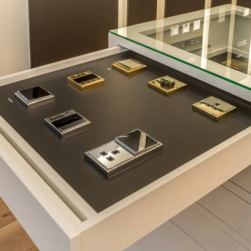 Ambienteaufnahme im JUNG Showroom London - Glanzchrom und Gold Muster