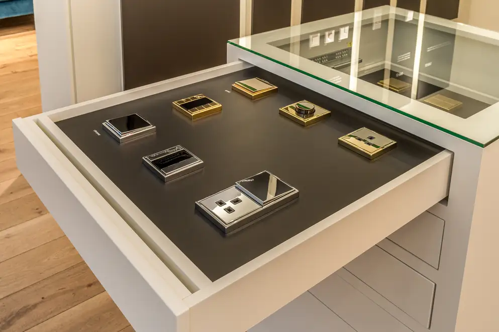 Ambienteaufnahme im JUNG Showroom London - Glanzchrom und Gold Muster