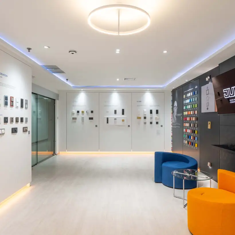 Brandstore in Bangkok, Sitzgruppe umgeben von einigen Präsentationsdisplays