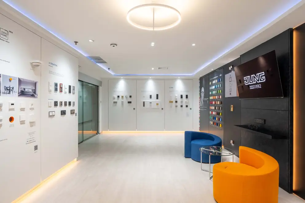 Brandstore in Bangkok, Sitzgruppe umgeben von einigen Präsentationsdisplays