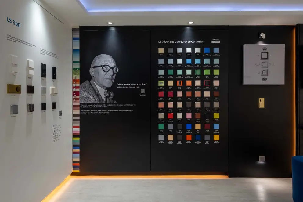 Brandstore in Bangkok, Präsentationsdisplays mit verschiedenen Ausführungen des Programms LS 990 sowie LS 990 in Les Couleurs® Le Corbusier