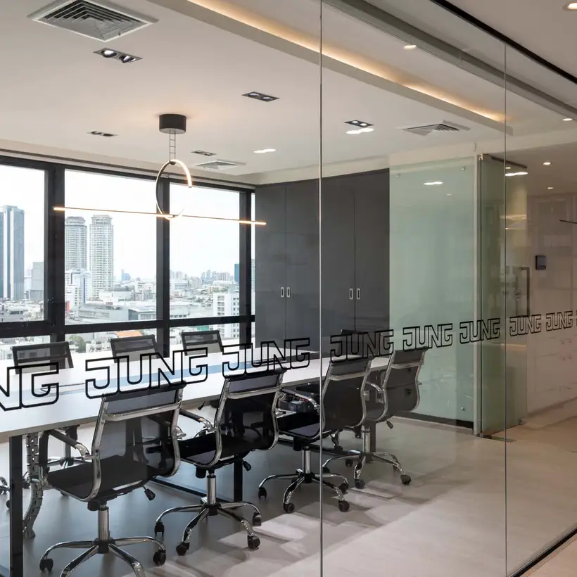 Brandstore in Bangkok, gläserner Besprechungsraum mit Aussicht auf Bangkoks Skyline