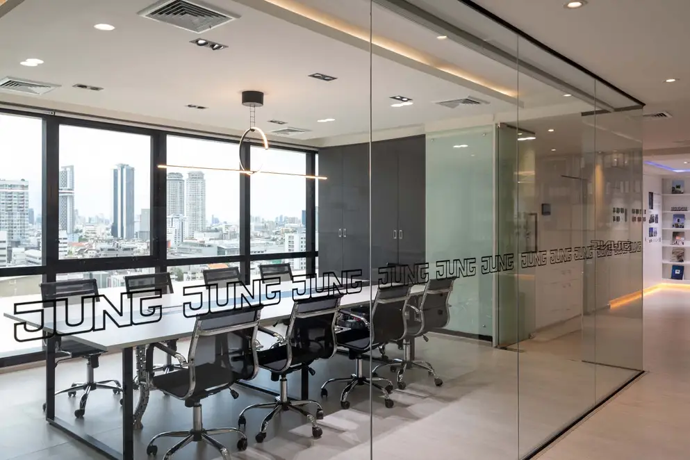 Brandstore in Bangkok, gläserner Besprechungsraum mit Aussicht auf Bangkoks Skyline