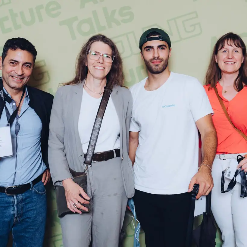 Architekturgespräche in Hamburg 2024, Besucherinnen und Besucher vor grünem Hintergrund