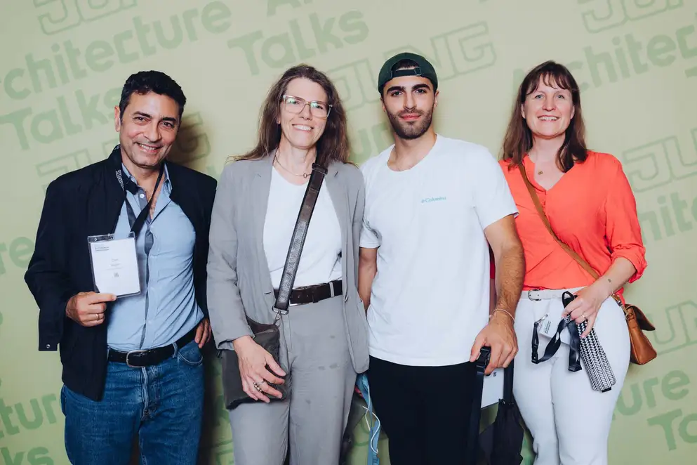 Architekturgespräche in Hamburg 2024, Besucherinnen und Besucher vor grünem Hintergrund