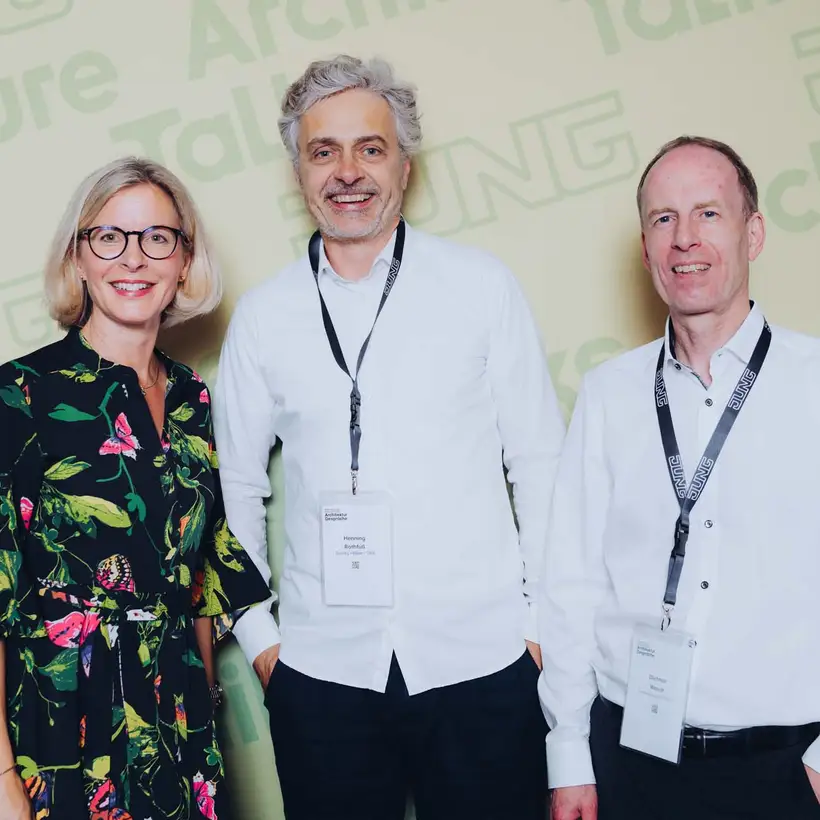 Architekturgespräche in Hamburg 2024, Moderatorin und Besucher vor grünem Hintergrund