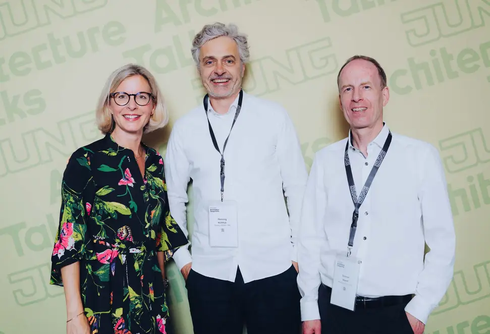 Architekturgespräche in Hamburg 2024, Moderatorin und Besucher vor grünem Hintergrund