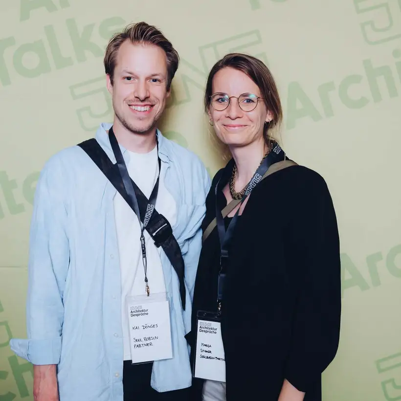 Architekturgespräche in Hamburg 2024, Besucher und Besucher in vor grünem Hintergrund