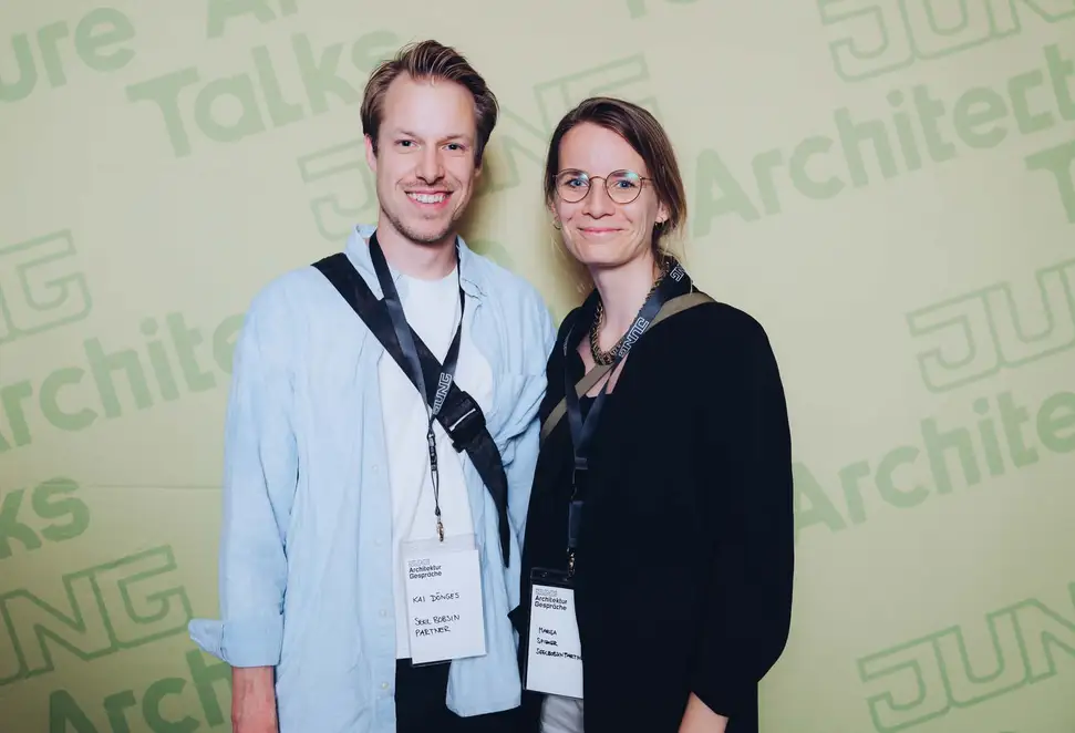 Architekturgespräche in Hamburg 2024, Besucher und Besucher in vor grünem Hintergrund