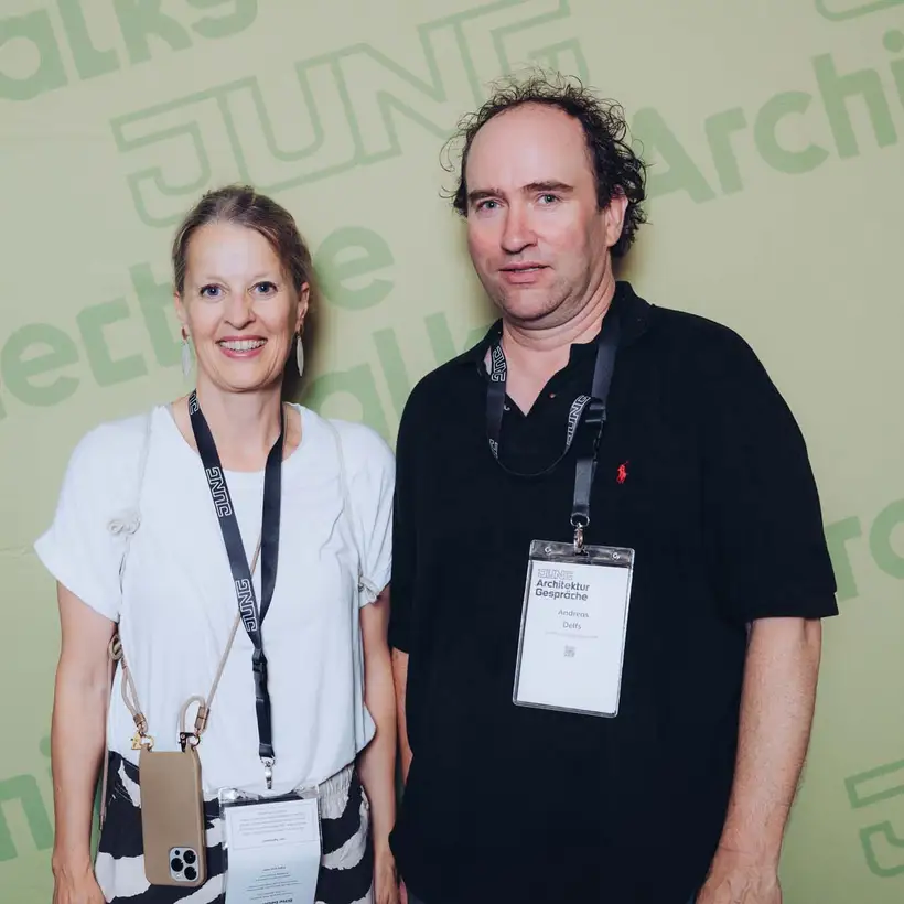 Architekturgespräche in Hamburg 2024, Besucherin und Besucher vor grünem Hintergrund