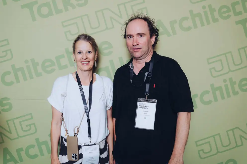 Architekturgespräche in Hamburg 2024, Besucherin und Besucher vor grünem Hintergrund