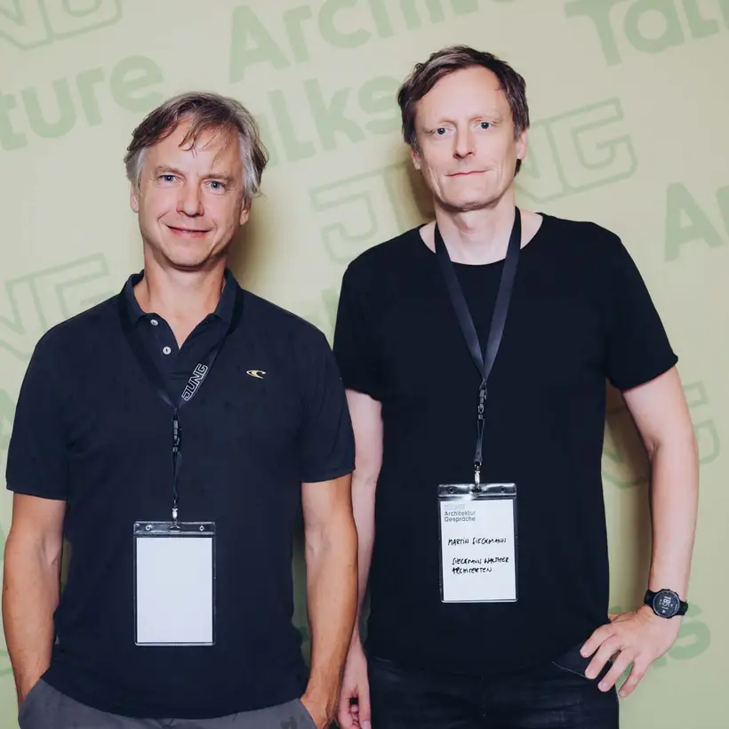 Architekturgespräche in Hamburg 2024, Besucher vor grünem Hintergrund