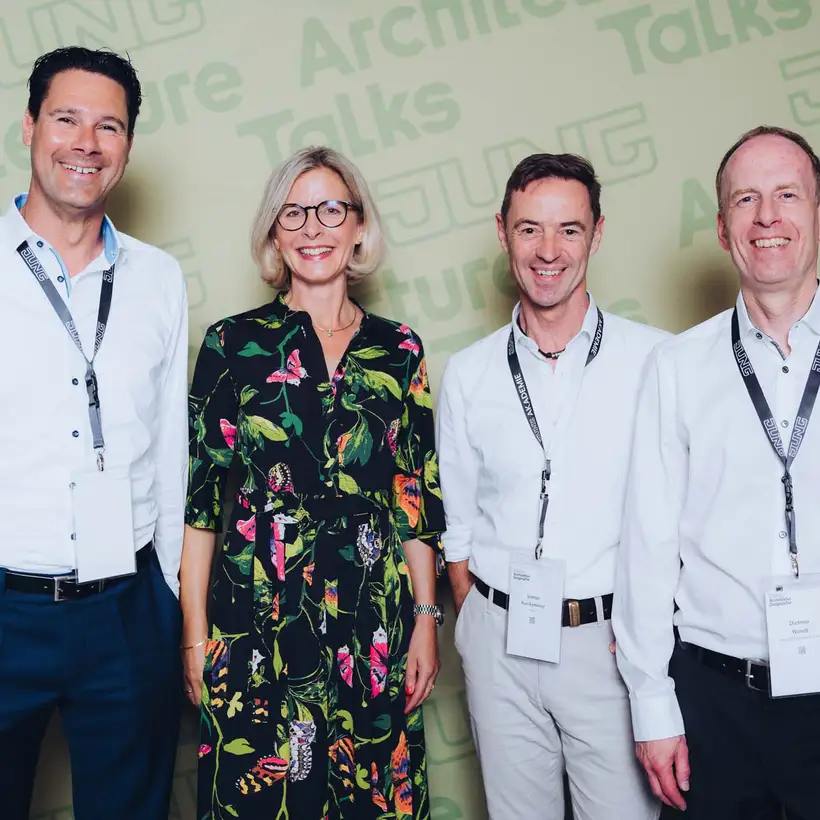 Architekturgespräche in Hamburg 2024, Besucher und Moderatorin vor grünem Hintergrund