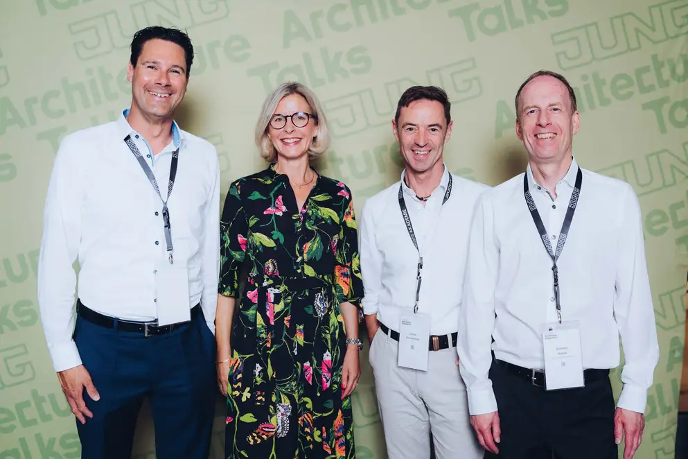 Architekturgespräche in Hamburg 2024, Besucher und Moderatorin vor grünem Hintergrund