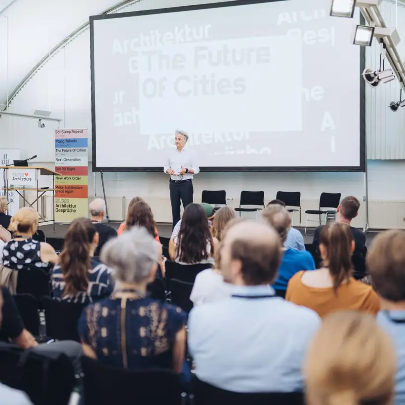 Architekturgespräche in Hamburg 2024 - Moderation auf Bühne vor Publikum