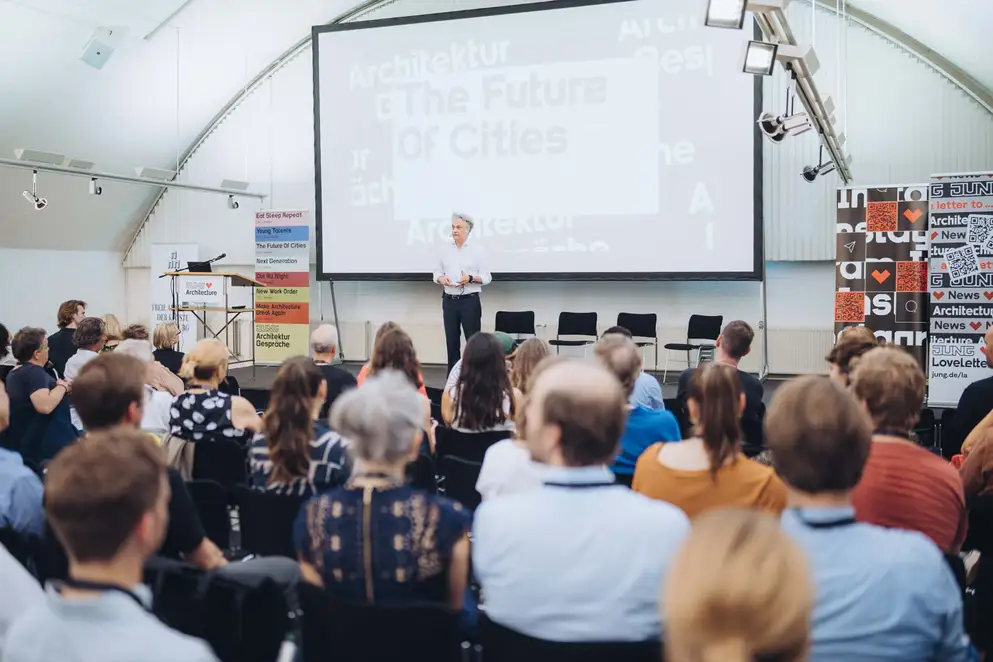 Architekturgespräche in Hamburg 2024 - Moderation auf Bühne vor Publikum