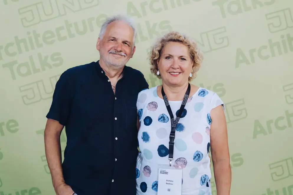 Architekturgespräche in Freiburg 2024, Besucher und Besucherin vor grünem Hintergrund