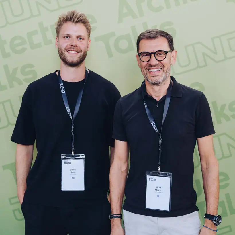 Architekturgespräche in Freiburg 2024, Besucher vor grünem Hintergrund