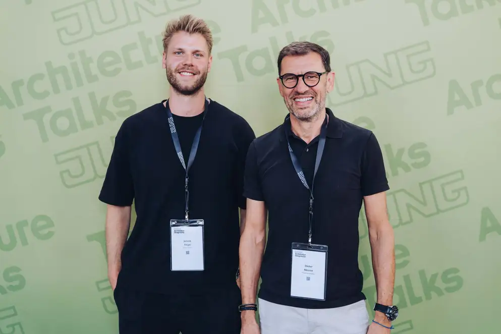 Architekturgespräche in Freiburg 2024, Besucher vor grünem Hintergrund