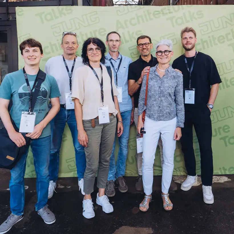 Architekturgespräche in Freiburg 2024, Besucherinnen und Besucher vor grünem Hintergrund