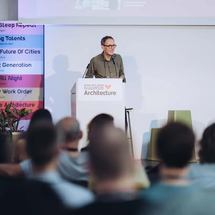 Architekturgespräche in Freiburg 2024, Referent auf Bühne vor Publikum