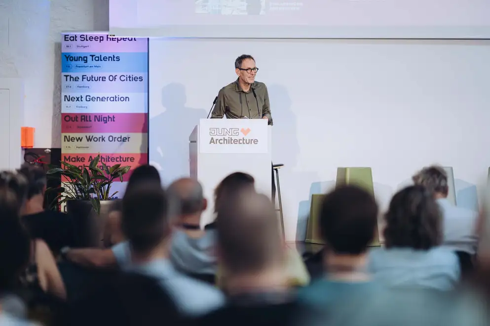Architekturgespräche in Freiburg 2024, Referent auf Bühne vor Publikum