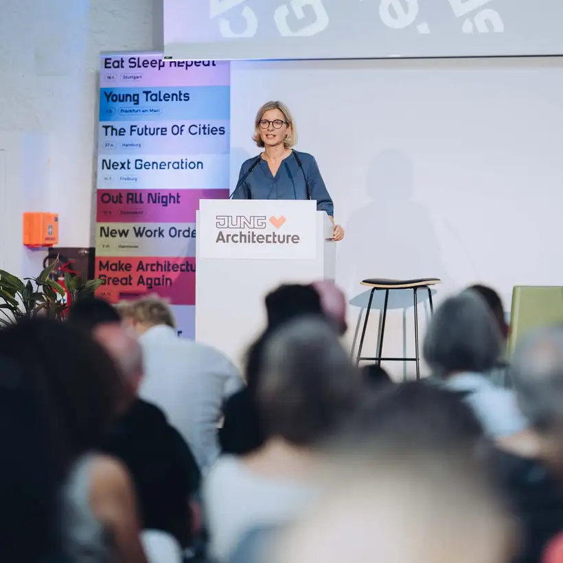 Architekturgespräche in Freiburg 2024, Moderatorin auf Bühne vor Publikum