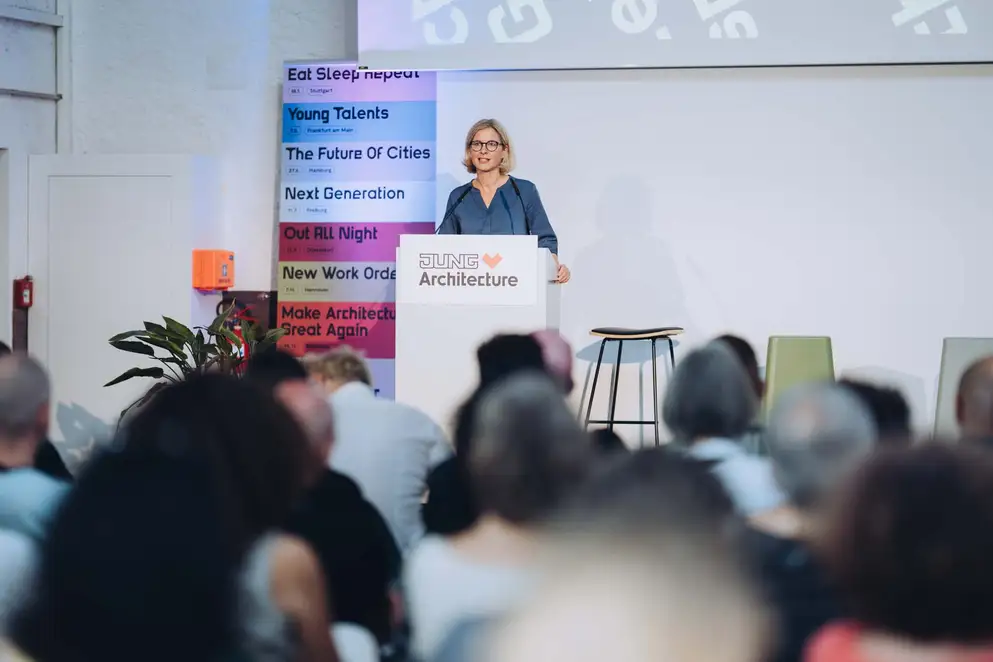 Architekturgespräche in Freiburg 2024, Moderatorin auf Bühne vor Publikum