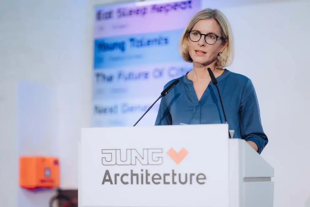 Architekturgespräche in Freiburg 2024, Moderatorin auf Bühne