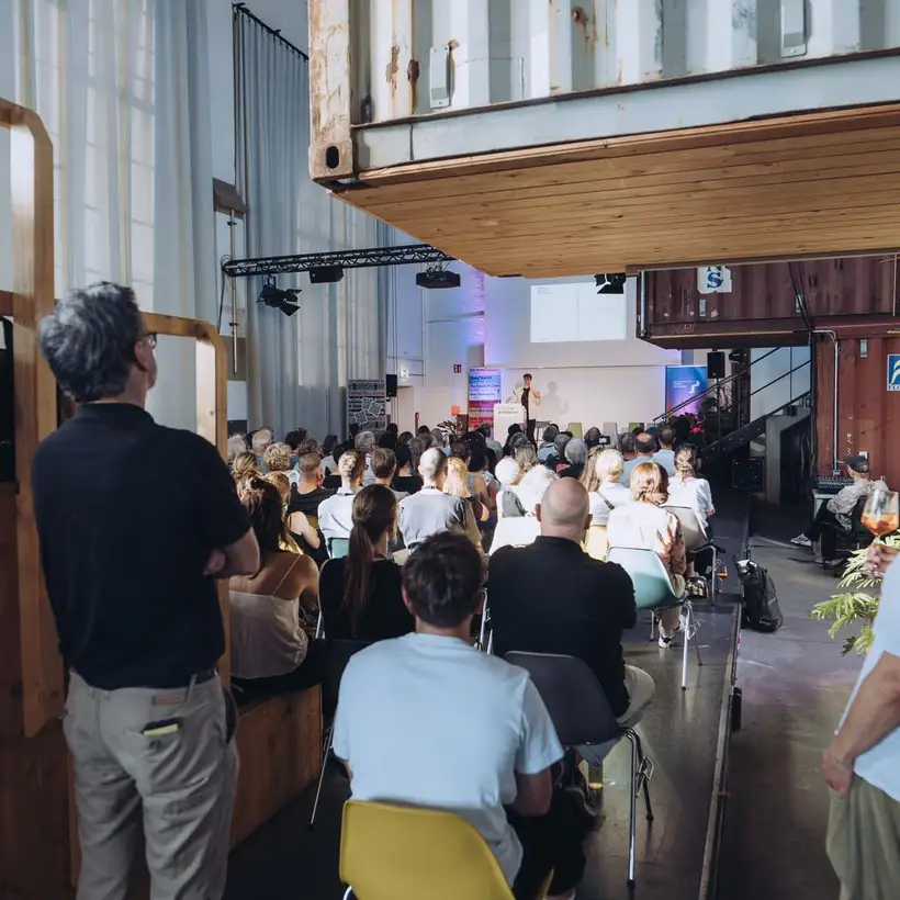 Architekturgespräche in Freiburg 2024, Publikums- und Saal-Ansicht mit Blick auf die Bühne