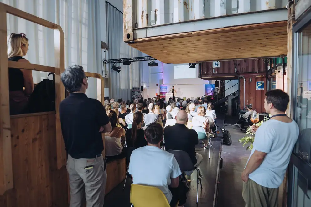 Architekturgespräche in Freiburg 2024, Publikums- und Saal-Ansicht mit Blick auf die Bühne